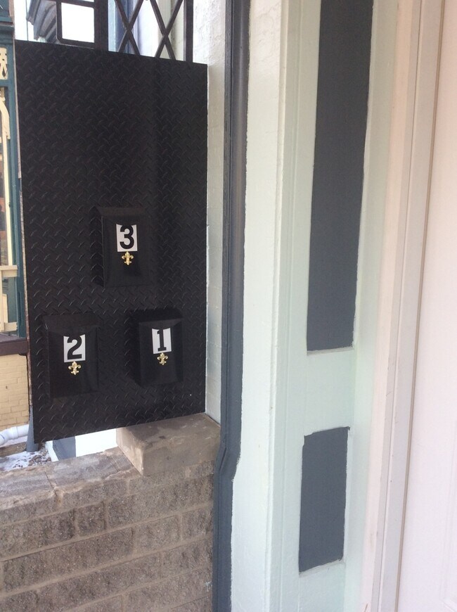 Building Photo - 3 Bedroom 1.5 Bath 1st Floor Apartment-York City SD