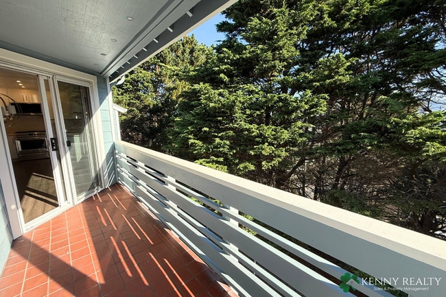 Building Photo - Bright 2 Bedroom, 1.5 Bathroom Home with O...