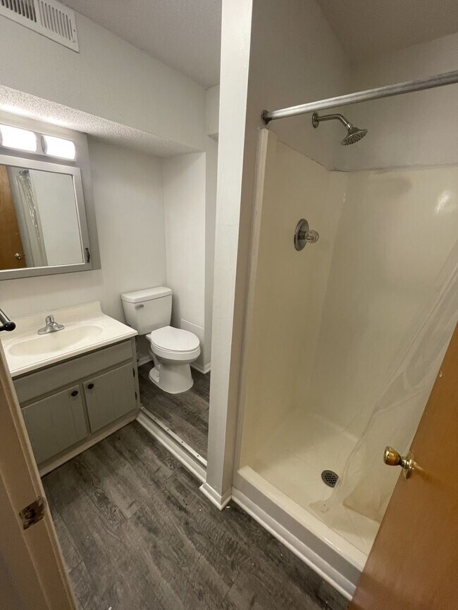 Building Photo - One bedroom one bathroom