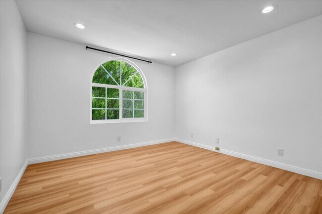 Building Photo - 331 Ogle St