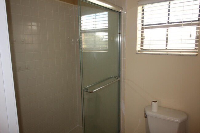 Building Photo - 321 Norwood Terrace