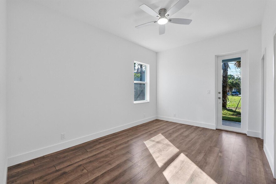 Building Photo - 1573 W 16th St