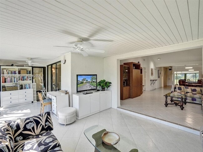 Building Photo - 8511 Casa Del Lago