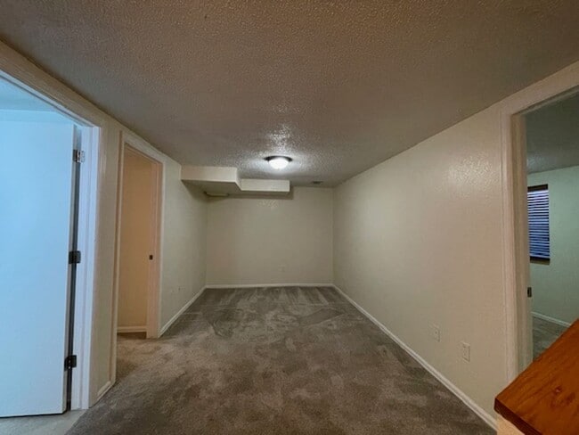 Building Photo - House For Lease