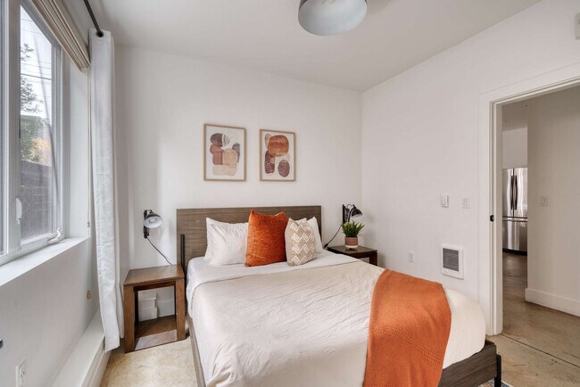 Building Photo - 4980 N Vancouver Ave