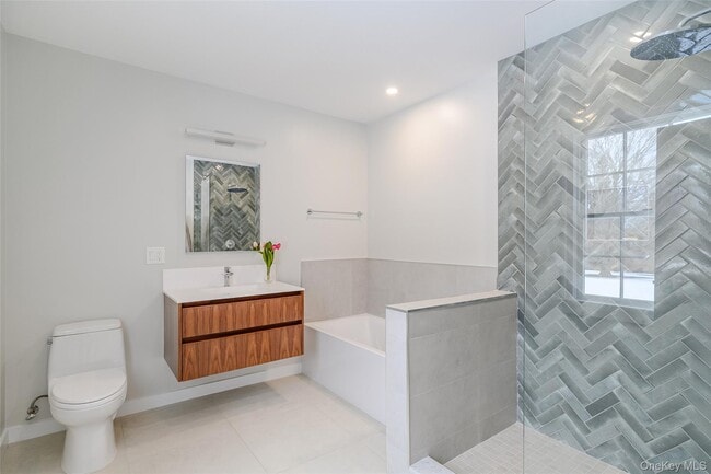 Building Photo - 159 Old Quaker Hill Rd