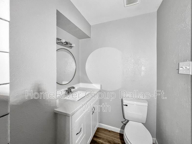 Building Photo - 311 Rita Dr