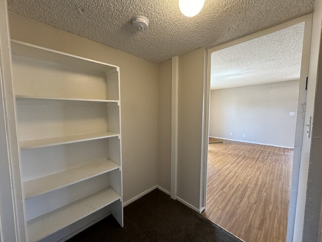 Building Photo - MOVE IN READY 2 Bed, 1 Bath Downstairs Con...