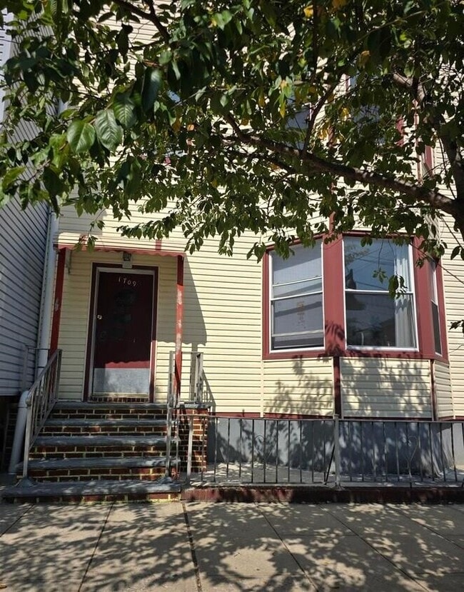 Building Photo - 1709 Kerrigan Ave