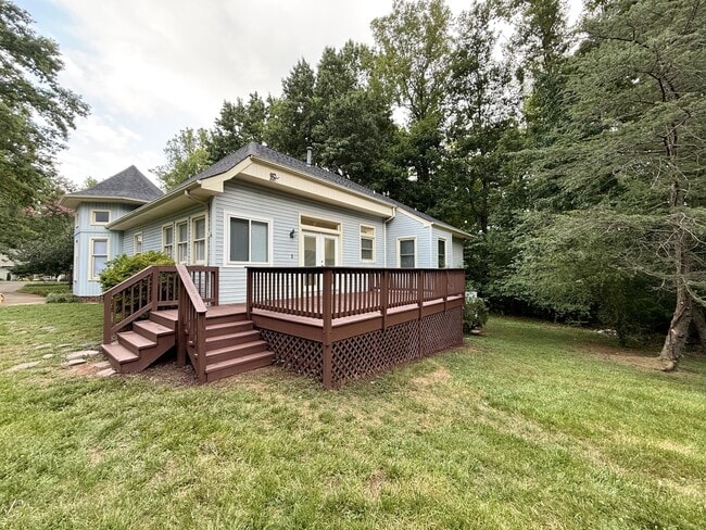 Building Photo - 140 White Oak Cir