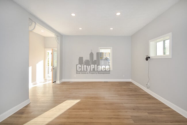 Building Photo - 2224 N Kenwood Ave