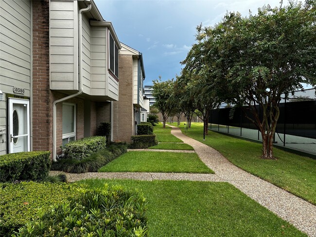 Building Photo - 10378 Briar Forest Dr