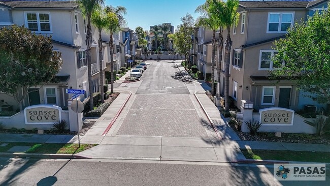 Building Photo - 3 Bedroom 3.5 Bathroom Townhouse in Sunset Cove