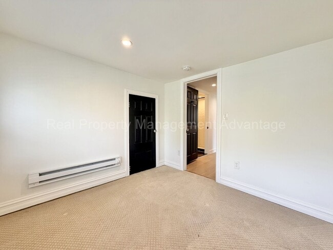 Building Photo - 1330 E Chesterfield St