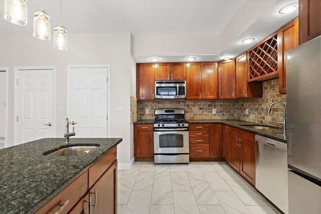 Building Photo - 556 1st St