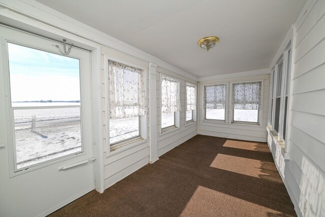 Building Photo - Large 4 Bedroom/2 Bath Home For Rent