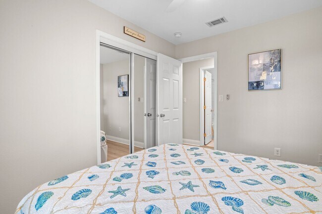 Building Photo - 4570 Yacht Harbor Dr
