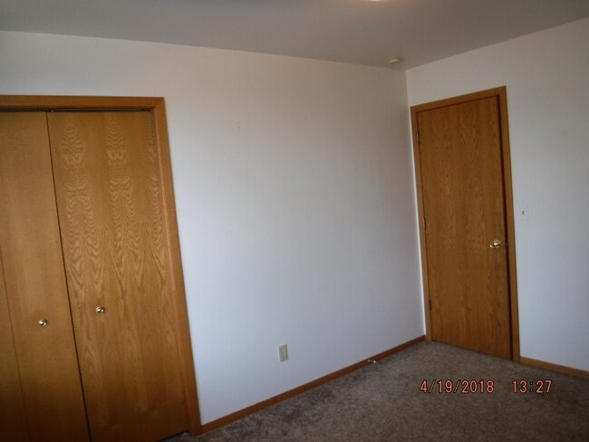 Building Photo - 3 Bedroom Home- Close to Parks and Schools!!- Dog Negotiable!!