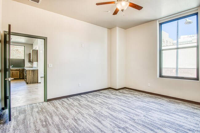 Building Photo - 312 E Overland Ave