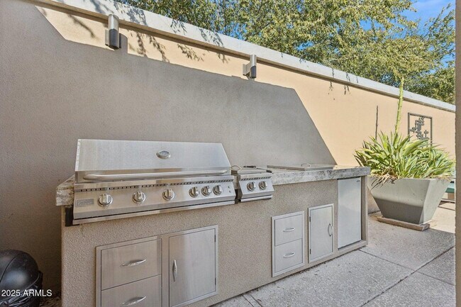 Building Photo - 1400 E Bethany Home Rd