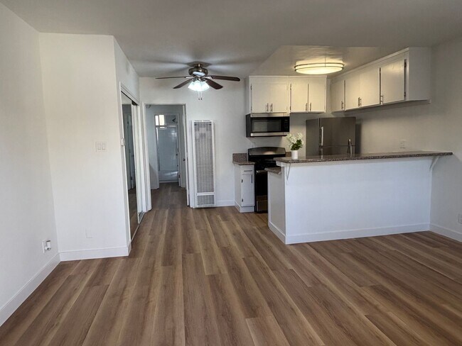 Interior Photo - 1645 N. Winona Blvd