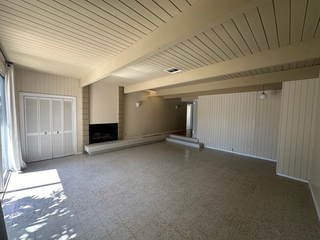 Building Photo - 3169 S Bentley Ave