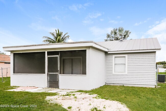 Building Photo - 661 SW Prado Ave