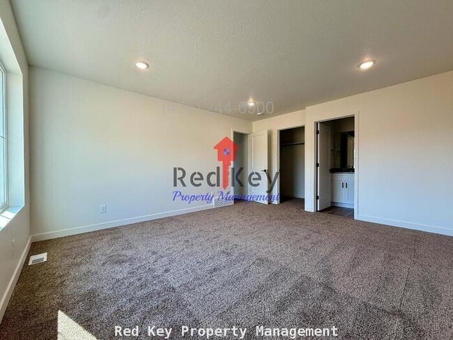 Building Photo - 600 N Duplex NEW