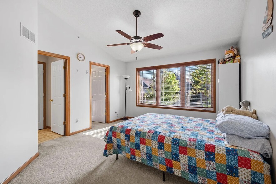 Building Photo - 15601 Lilac Dr