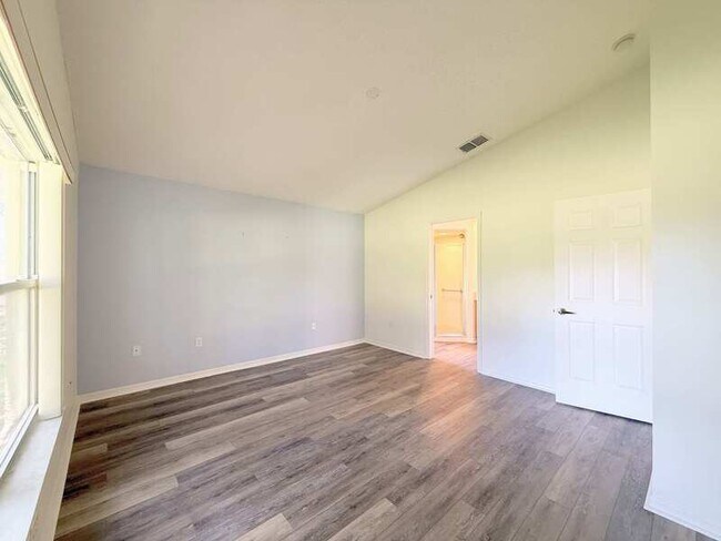 Building Photo - 240 Center Oak Cir