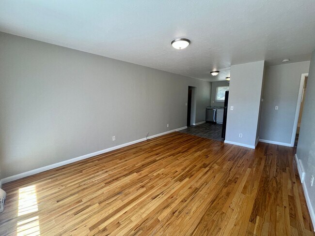 Building Photo - ** Move in Special** Spacious 3 bedroom, 1 bath Lakewood duplex with fenced in backyard available!