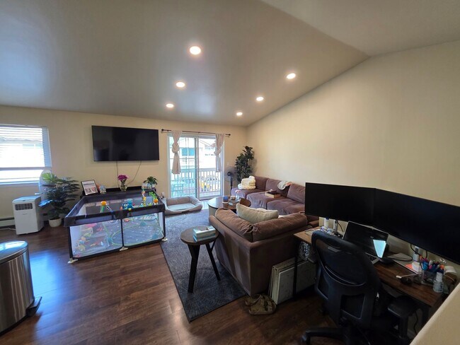 Building Photo - Easy JBER access and quiet location