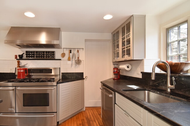 Building Photo - 116 Potter Rd