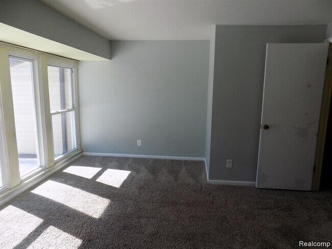 Building Photo - 515 Oakbrook Cir