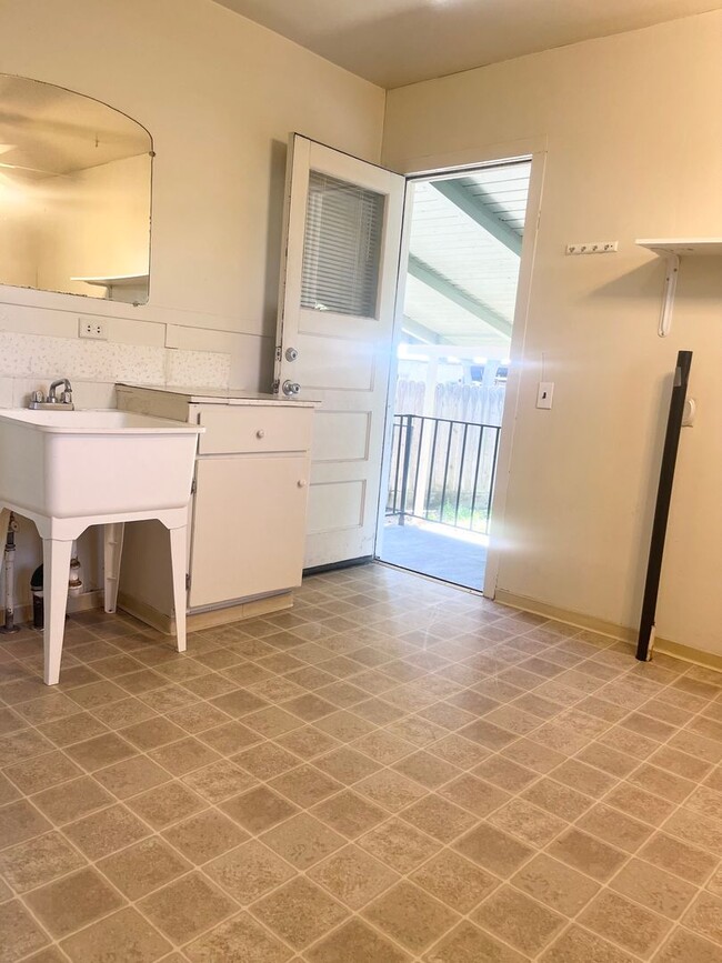 Building Photo - 3 Bedroom House, Available Now!