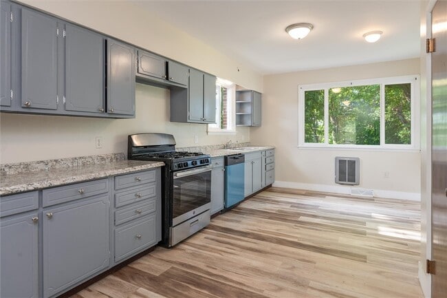 Building Photo - 425 Highland Ave