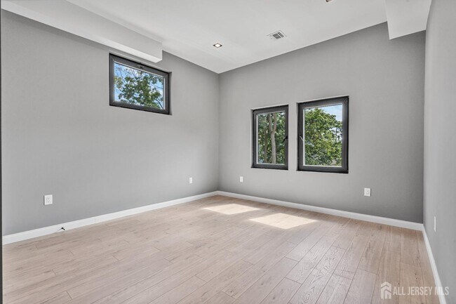 Building Photo - 150 Easton Ave
