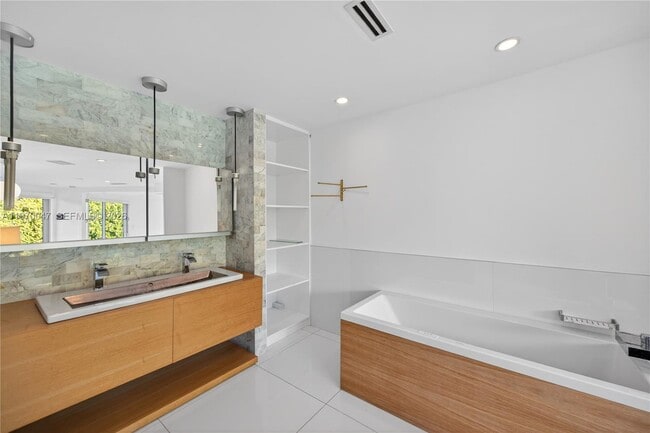 Building Photo - 1000 N Shore Dr