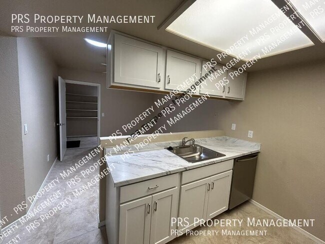 Building Photo - 551 S Lesueur