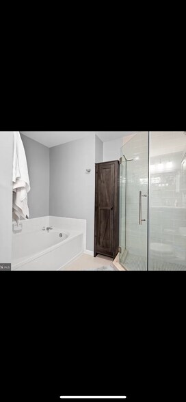 Modern finished private bathroom - 14555 Creek Branch Ct
