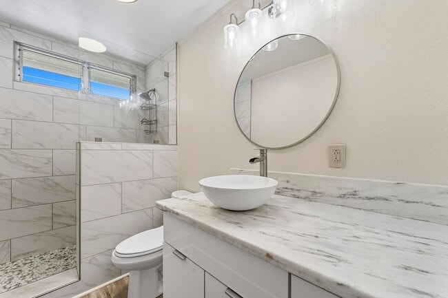 Building Photo - Townhouse with 3 bedrooms / 1.5 bathrooms / 2 assigned parking stalls