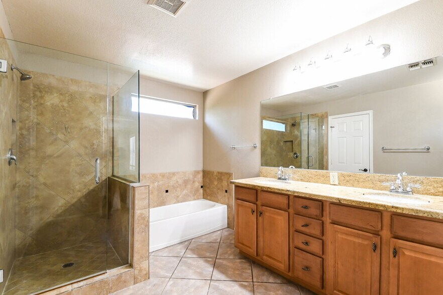 Building Photo - 1081 E Horseshoe Dr