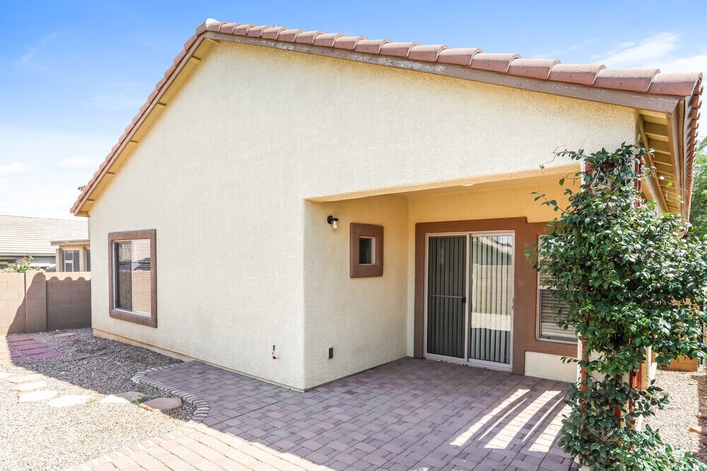 Building Photo - 526 W Calle Sombra Linda