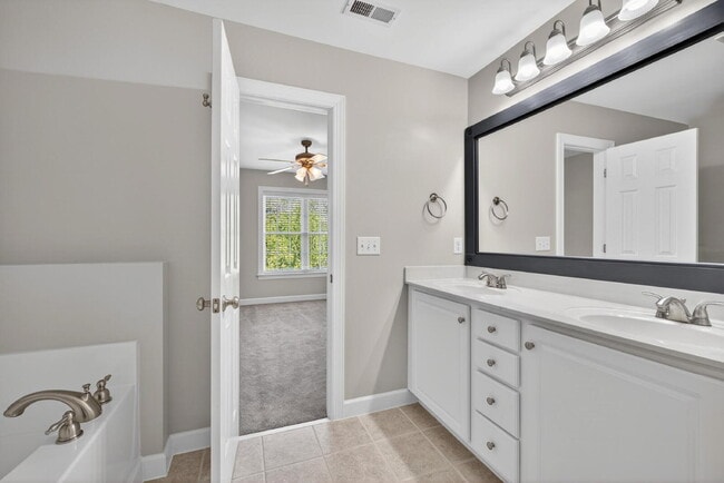 Building Photo - 770 Parkside Townes Ct