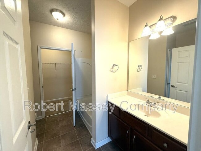 Building Photo - 9400 Clubview Dr