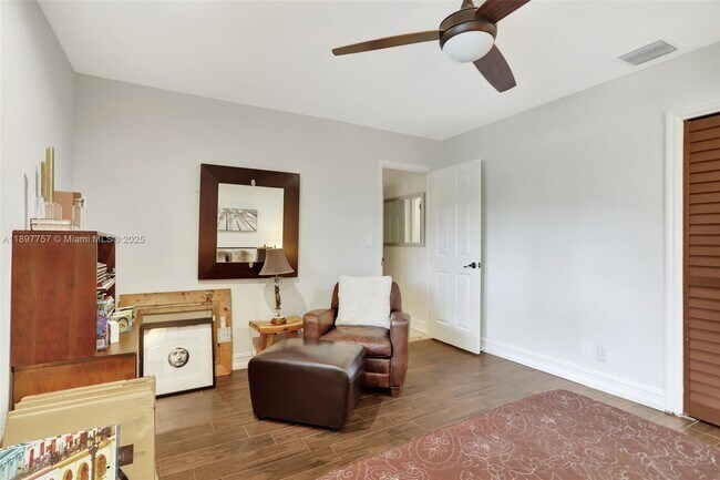 Building Photo - 1128 W Cypress Dr