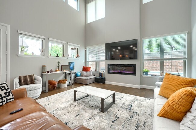 Building Photo - 2446 Bainbridge Dr