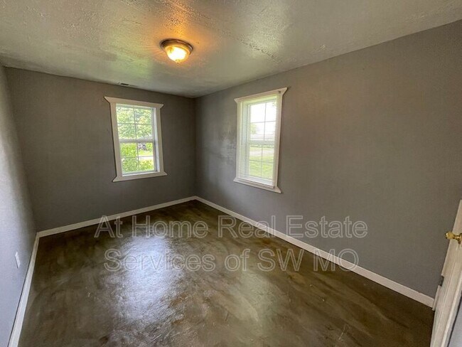 Building Photo - 522 W McHenry Ave