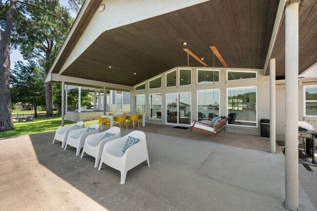 Building Photo - 1012 Chestnut Dr