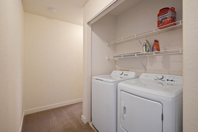 Building Photo - 1084 Golden Pheasant Dr